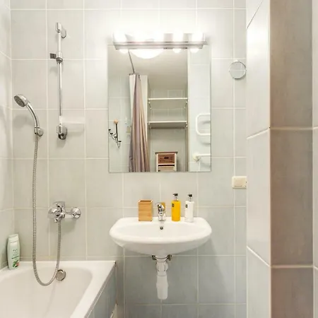 #stayhere - Spacious & Bright 1bdr Shopping District Apartman